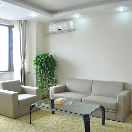 Super 8 Hotel Qingdao Railway Station Gui Zhou Road Dış mekan fotoğraf